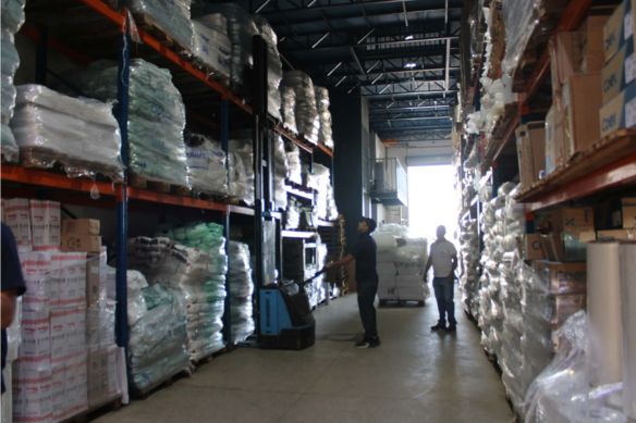 Funcionário da PSR Embalagens organizando estoque de produtos